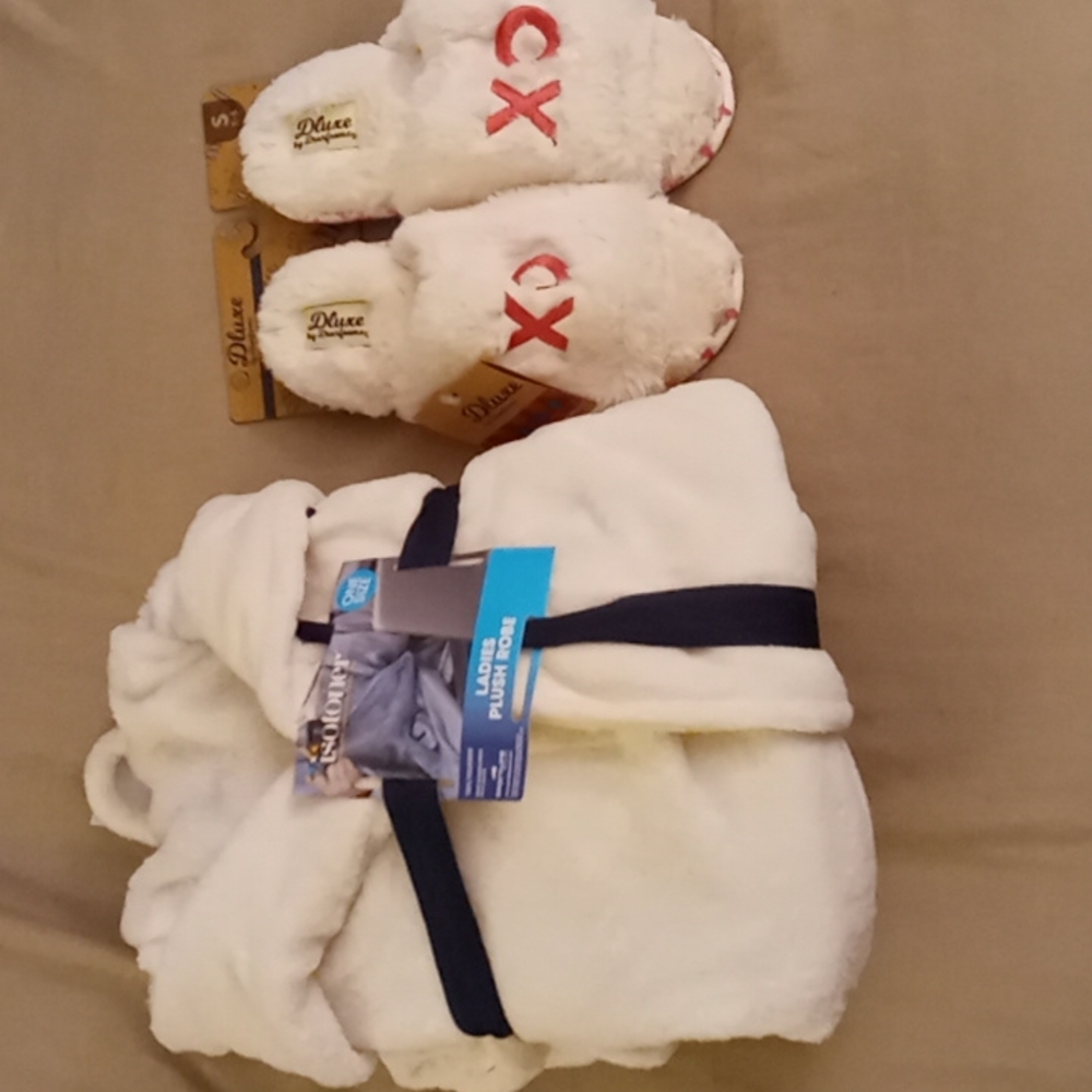 Isotoner Ladies Plush Robe & Dearfoams Memory Foam Slippers Bundle
